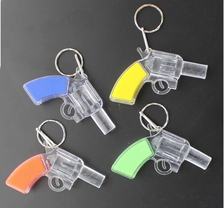 BRELOK PISTOLET PRZEZR.*12 ŚWIECĄCY BLISTER /1200
Wymiary 26x3,5x16 cm / Waga 0,165 kg