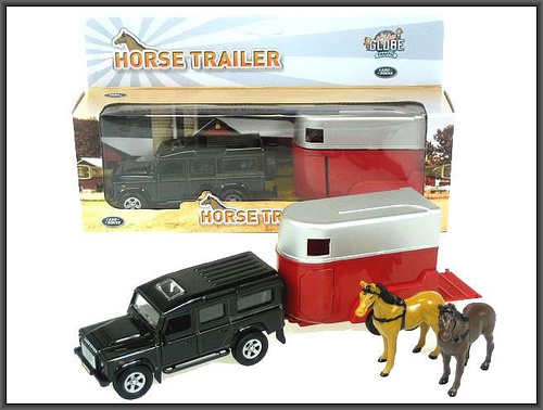 SAMOCHÓD LAND ROVER Z PRZYCZEPĄ DO TRANSPORTU KONI