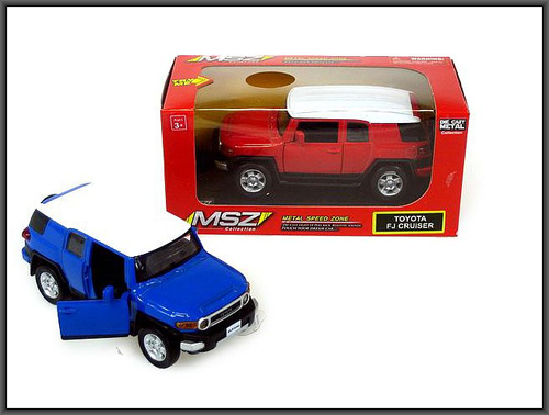 AUTO TOYOTA FJ CRUISER ŚW/DŹW. KARTON 17X8X8 CM