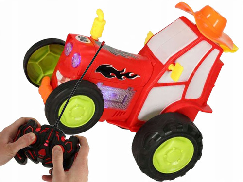 Czerwony Traktor Sterowany Pilotem Z Uśmiechem Oraz Czapką Farmera