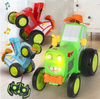 Czerwony Traktor Sterowany Pilotem Z Uśmiechem Oraz Czapką Farmera