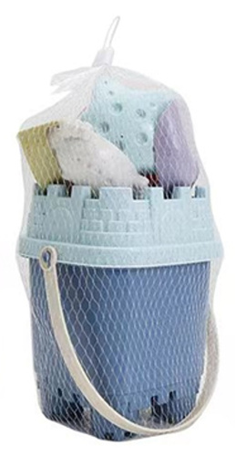 ZESTAW DO PIASKU WIADERKO ZAMEK NIEBIESKIE, pak 72 
w zestawie wiaderko i nakładka sitko w kształcie zamku, konewka, grabki, łopatka i dwie foremki, 
wymiary: 20 x 13 cm