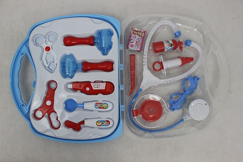 ZESTAW LEKARSKI BŁĘKITNA WALIZKA  / 36/18
Wymiary 30x7,5x27 cm
Waga 0,487 kg