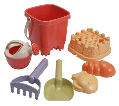 ZESTAW DO PIASKU WIADERKO ZAMEK CZERWONE, pak 72 
w zestawie wiaderko i nakładka sitko w kształcie zamku, konewka, grabki, łopatka i dwie foremki, 
wymiary: 20 x 13 cm