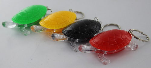 BRELOK ŻÓŁW*12 ŚWIECACY  /1200
Wymiary 26x3,5x16 cm
Wymiary szt 6x1x9,5 cm
Waga 0,135 kg