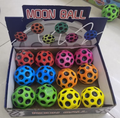 PIŁECZKI KSIĘŻYCOWE 6CM, pak 384
display 12 sztuk, sześć różnych kolorów
wymiary piłeczki 6 cm