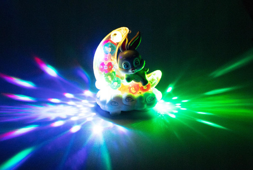 KRÓLIK NA KSIĘŻYCU MALUCHA JEŻDŻĄCY ŚWIATŁO, DŹWIĘK  KARTON  pak-72/36
1 funkcja :jeżdzi odbijając się od przeszkód, ruchome gałki oczne, trybiki.melogie
2 funcja : stojąca , świecąca lampka nocna bez melodii
