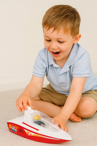 Pływająca Łódź Strażacka Czerwona Z Figurką W Ozdobnym Opakowaniu