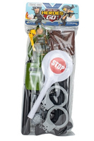 STRÓJ POLICJANTA Z LIZAKIEM I FIGURKĄ, pak 48 
przebranie pakowane w worek, 
w zestawie figurka, granat, kajdanki, lizak, 
wymiary opakowania: 20 x 46 cm