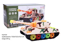 CZOŁG PIASKOWY ZE ŚWIATŁEM KOLOR I MUZYKĄ  KARTON pak 72/36
WYMIAR ZABAWK: 25X9,5X9,5 CM , WYMIAR KART.: 19,8X10,2X10,2 CM
Baterie3xR6 (niedołaczone), jeżdzi na kole obrotowym, dżwięk strzelania, świeci lufa, właz,światła, tylna klapa, gąsiennice, wyłaczn