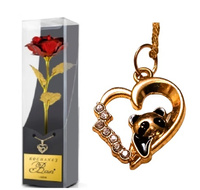 RÓŻA Z WISIORKIEM SERCE Z PANDĄ, pak 120 
czerowne płatki, złota łodyga i liście, 
wisiorek z serduszkiem (panda i brylanciki), 
wysokość róży ok. 24 cm, 
pudełko: 26 x 6,9 x 6,9 cm