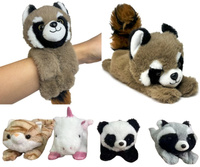 PLUSZ SZOP OPASKA NA RĘKĘ, pak
pluszowa opaska imitująca siedzącego na ręce szopa 
dwa wzory
wymiary: 18 x 12 x 9,5 cm