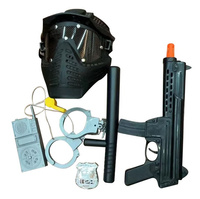 ZESTAW POLICJANTA Z MASKĄ I PISTOLETEM Z TERKOTKĄ, pak 60, 
przebranie pakowane w worek, 
w zestawie odznaka, maska, gwizdek, krótkofalówka, pałka i karabin napędzany terkotką, 
wymiary opakowania: 42 x 24,2 x 10 cm