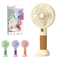 WIATRACZEK PRZENOŚNY NA PODKŁADCE USB, pak 120 
wiatraczek wygodny do trzymania w dłoni, różne kolory, kabel ładujący USB, 
wiatraczek stoi na podkładce, 
wymiar wiatraczka: 20 x 7,5 x 9,5 cm
wymiary pudełka: 19,5 x 4,6 x 9,7 cm