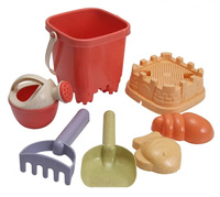 ZESTAW DO PIASKU WIADERKO ZAMEK CZERWONE, pak 72 
w zestawie wiaderko i nakładka sitko w kształcie zamku, konewka, grabki, łopatka i dwie foremki, 
wymiary: 20 x 13 cm