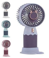 WIATRACZEK PRZENOŚNY NA PODKŁADCE Z ROGAMI NA ŚRODKU USB, pak 144
różne kolory, złote różki w sercu wiatraka, złoty przełącznik, kabel ładujący USB,
wiatraczek stoi na podkładce,