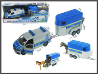 AUTO MET. POLICJA BUS VOLKSWAGEN T6.1(2019) Z PRZYCZEPĄ DO TRANSPORTU KONI 28 CM, KARTON 
Auto metalowe z napędem typu "pull back" z otwieranymi drzwiami oraz z otwieraną tylną klapą. 
wymiar auta: 13,5 x 6 x 5 cm, wymiar : 11 x 8,5 x 6 cm, wymiar : 28 x 